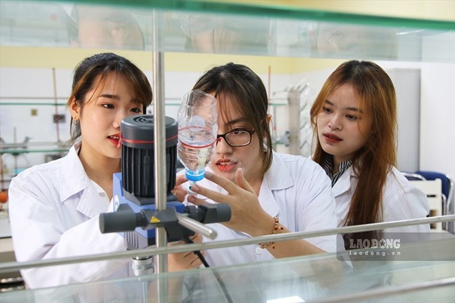 Ho Chi Minh City National University proposes to exempt tuition fees and grant scholarships to students and postgraduate students studying basic science. Photo: Pham Dong