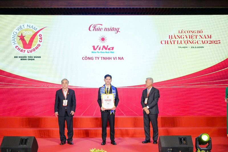 Ong Pham Duc Y – Pho Tong Giam Doc Vinafeed Group, dai dien nhan chung nhan HVNCLC 2025. Anh: Vinafeed Group