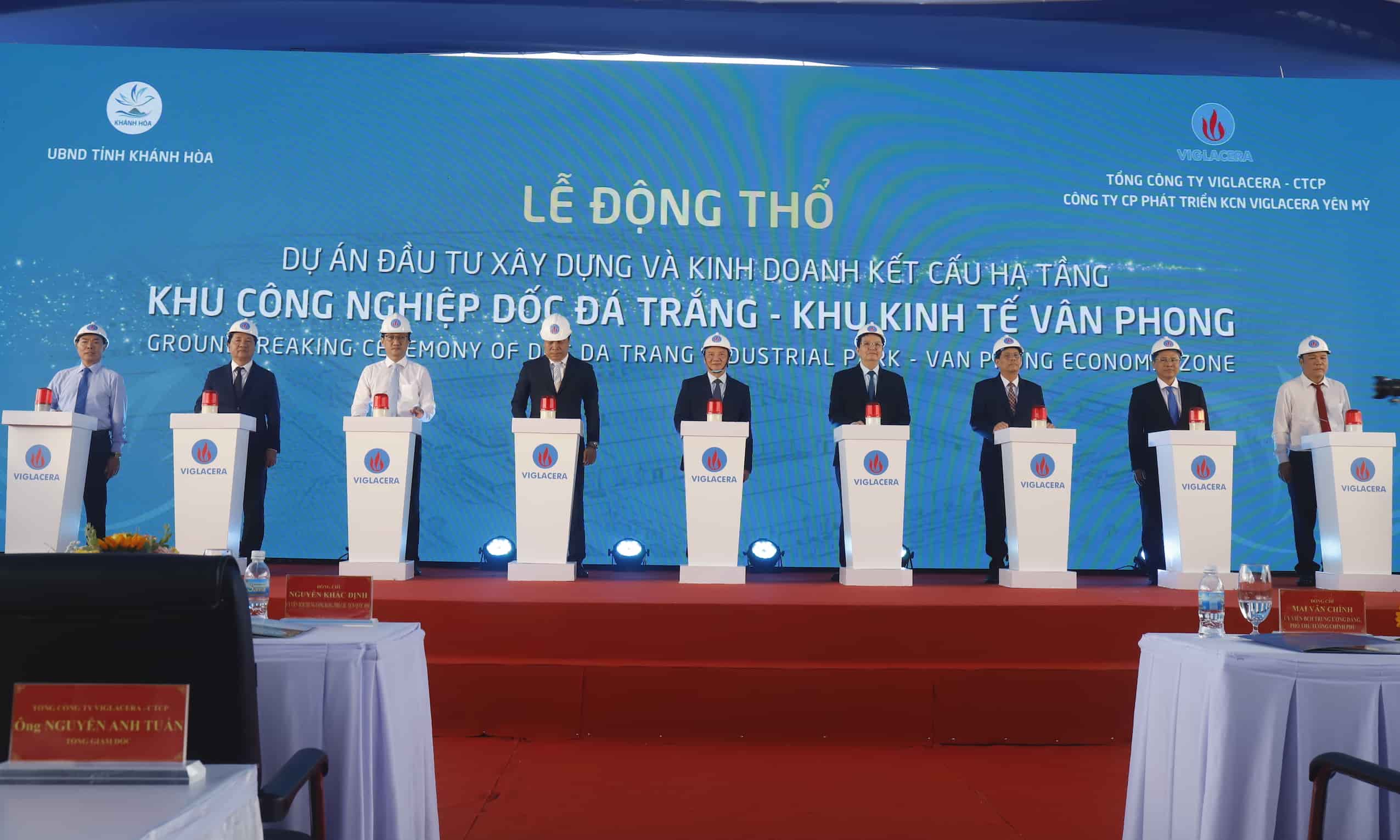 Delegados del Centro y locales asistieron a la ceremonia de inauguracion del Parque Industrial de la Piedra Blanca en Khangchong. Imagen de Hyo Long
