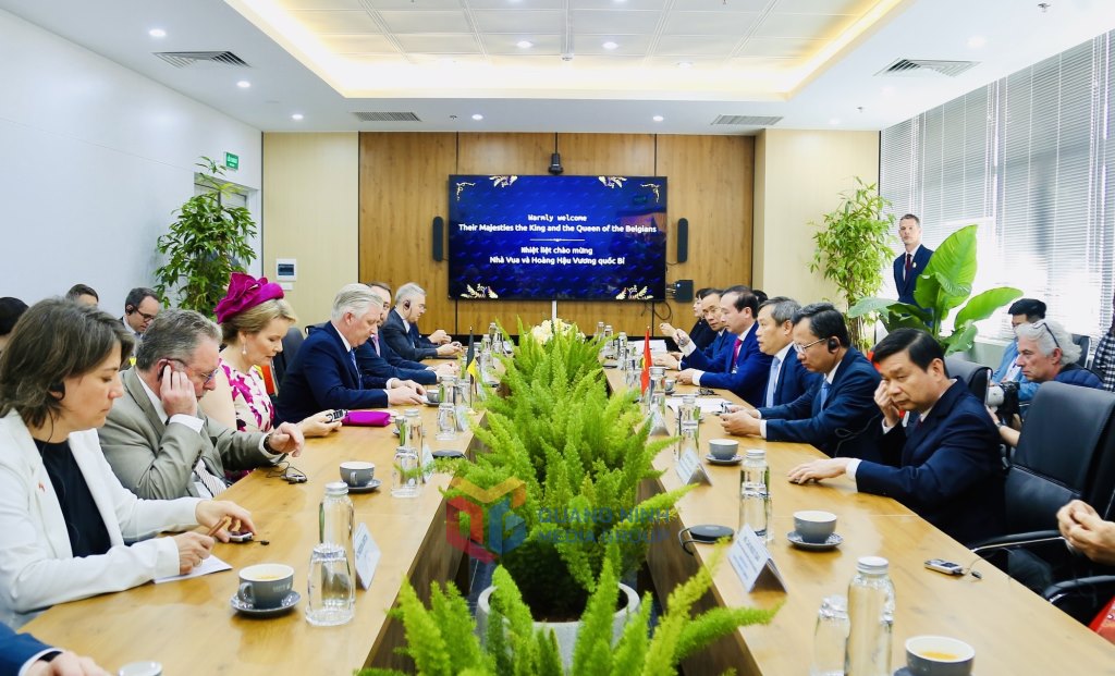 Leaders of Quang Ninh province received and presented the King of the Kingdom of Belgium Philippe. Photo: Quang Ninh Provincial Media Center