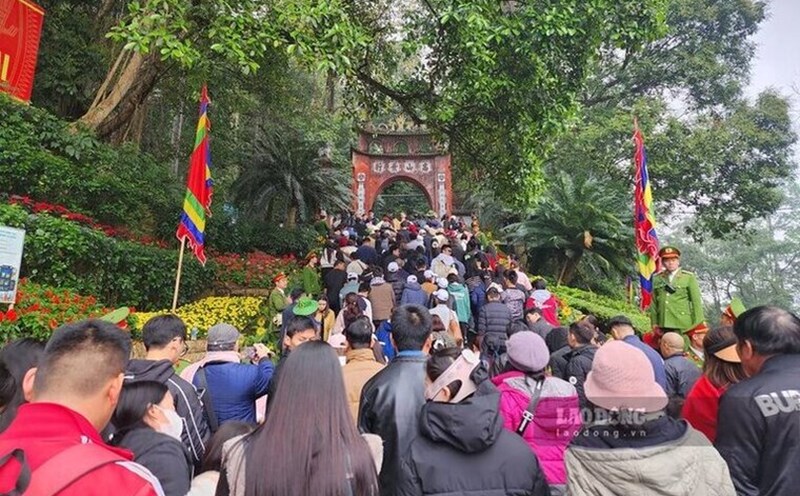 Thousands of people wore the cold rain to celebrate Hung Temple. Weather forecast in Phu Tho on the occasion of Hung Vuong's Commemoration Day 2025 may have rain, but the weather is quite cool. Photo: To Cong