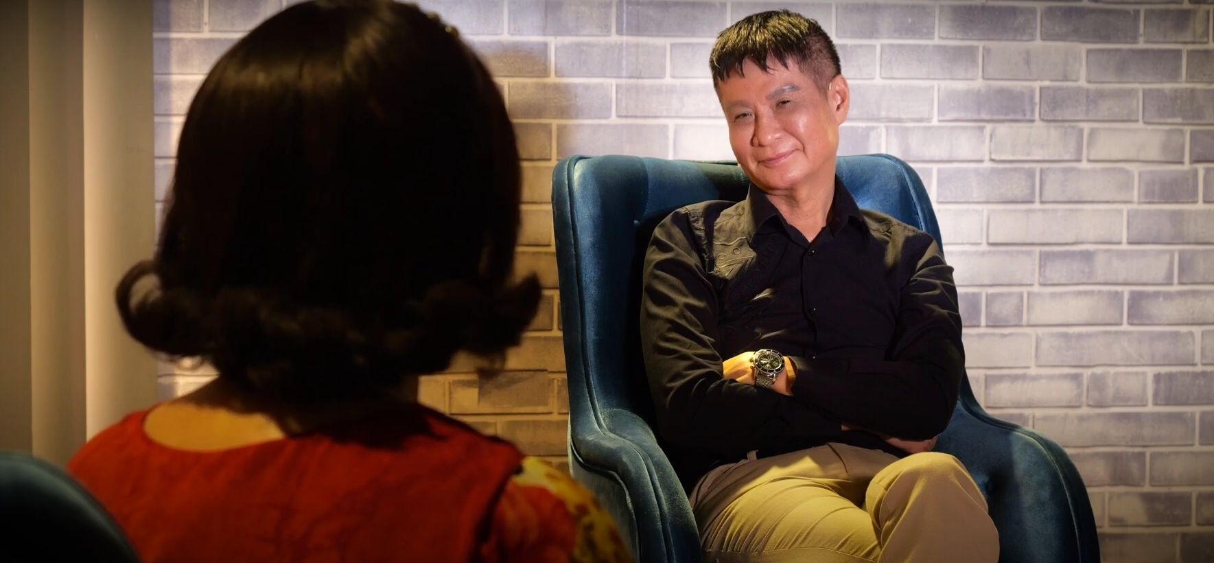 Ms. B told the story of her husband having an affair at "The Third Person". Photo: Jet Producer.