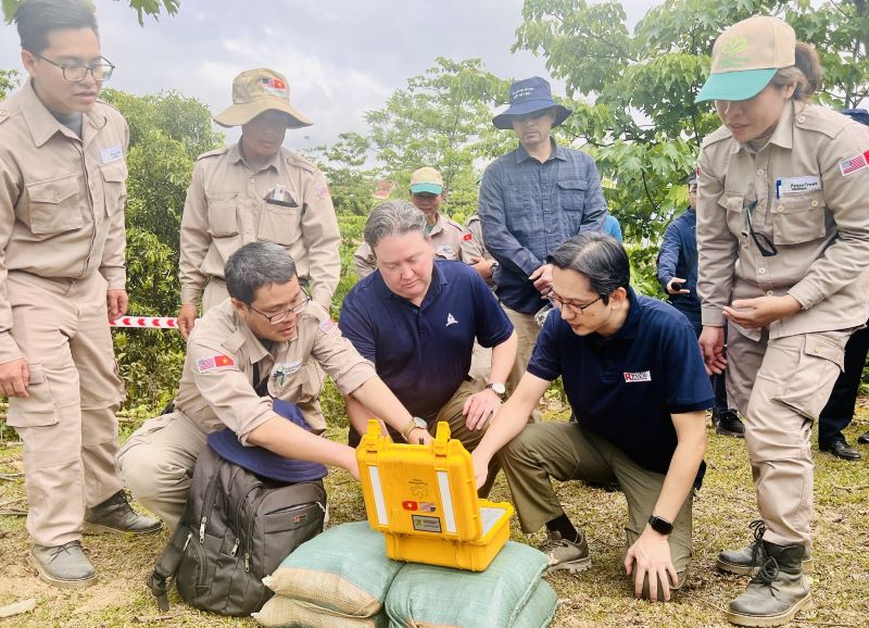 Deputy Minister Do Hung Viet and the US Ambassador to Vietnam pressed the button to detonate the cluster bomb. Photo: M.Trang