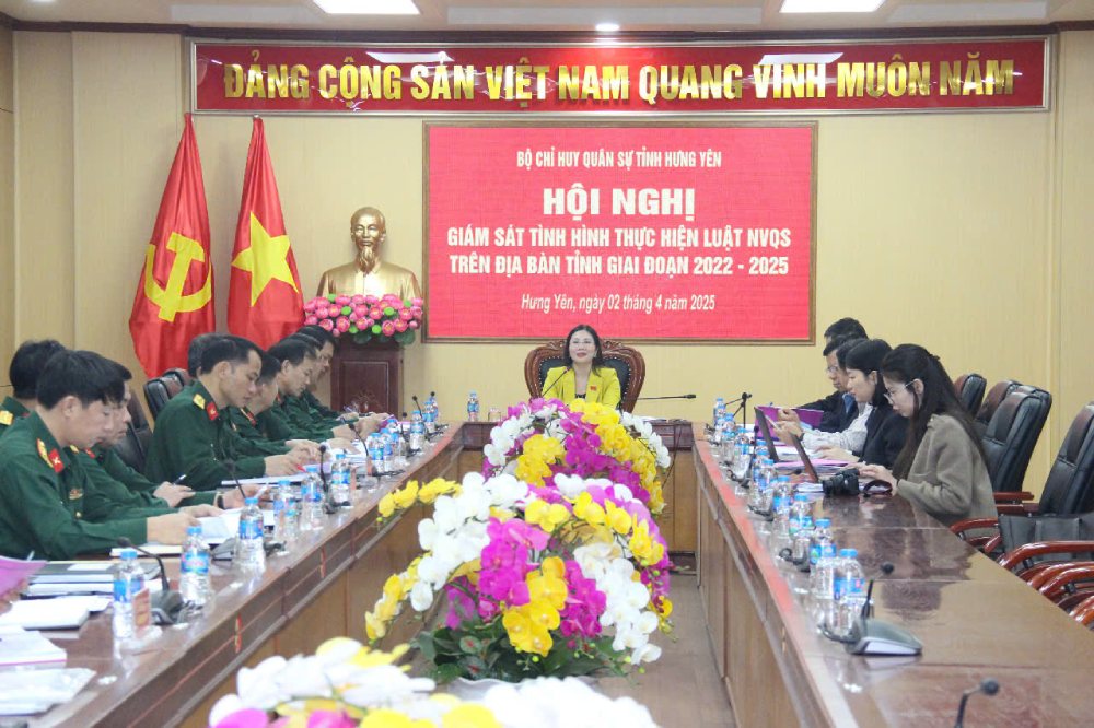 Delegates at the monitoring session on the implementation of the Law on Military Service in Hung Yen province. Photo: Thu Yen