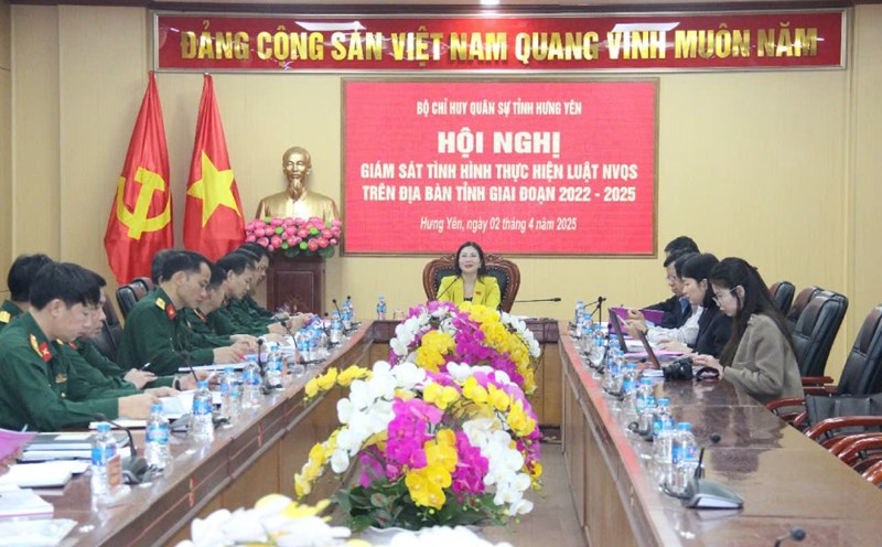Delegates at the monitoring session on the implementation of the Law on Military Service in Hung Yen province. Photo: Thu Yen