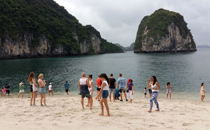 Thien Canh Son sand beach, Ha Long Bay is very beautiful but visitors are not allowed to swim. Photo: Nguyen Hung