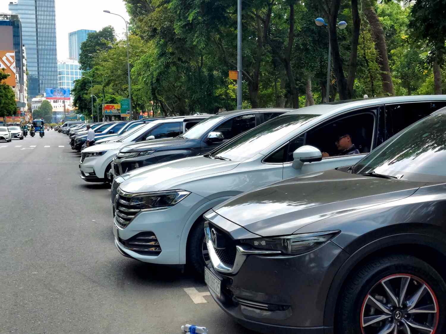 El parking de cobro en la calle Le Lai (Distrito 1, Ciudad de Mexico) esta cerrado. Imagen de la ciudad de Shenzhen