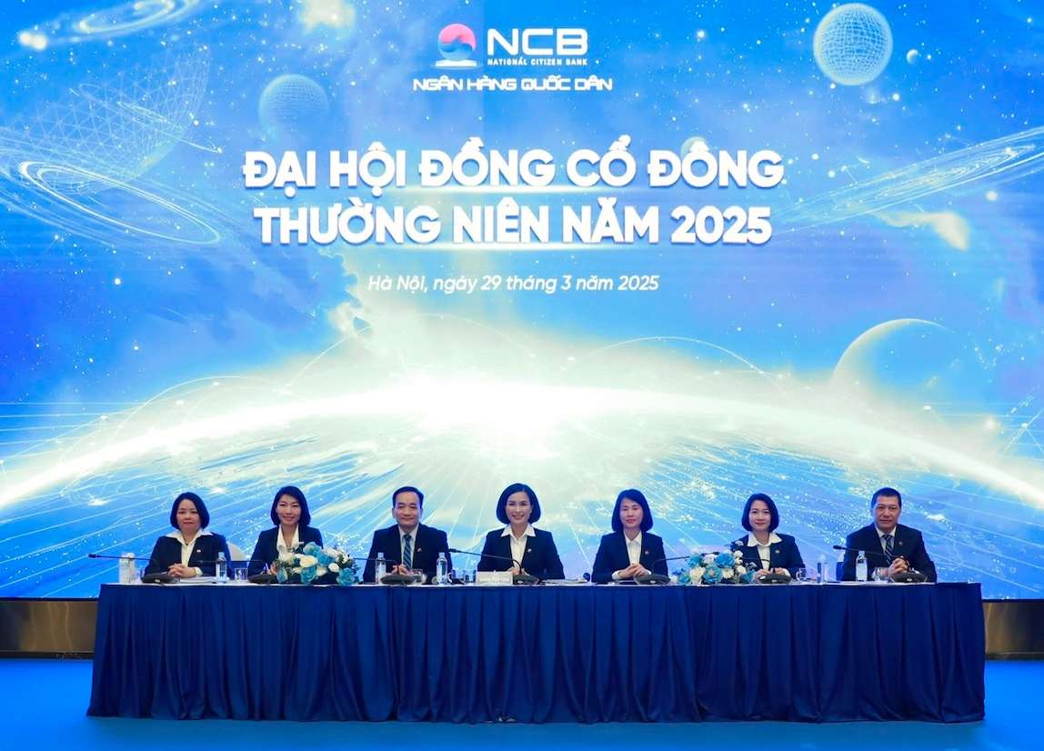 Ban chu toa chia se voi co dong tai Dai hoi. Anh: NCB