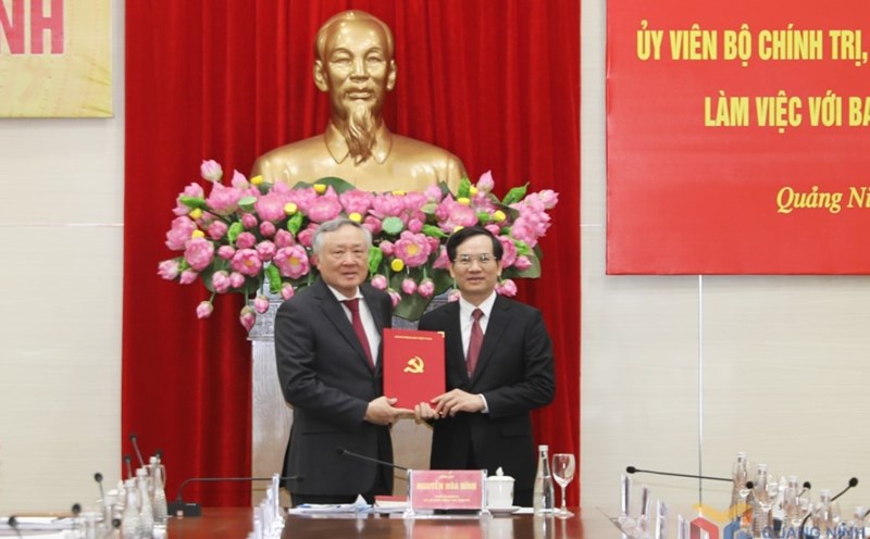 Authorized by the Central Party Secretariat, Mr. Nguyen Hoa Binh - Politburo member, Permanent Deputy Prime Minister - presented the decision approving Mr. Vu Quyet Tien to hold the position of Deputy Secretary of the Quang Ninh Provincial Party Committee for the 2020-2025 term. Photo: Quang Ninh Provincial Media Center