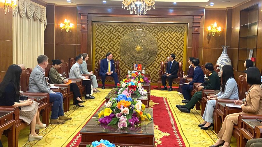 Vice Chairman of the Quang Tri Provincial People's Committee Hoang Nam received US Ambassador to Vietnam Marc E. Knapper. Photo: M.Trang