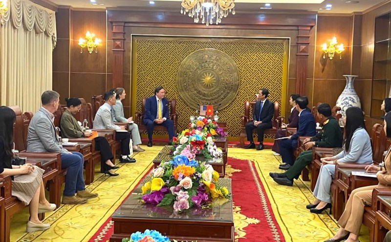 Vice Chairman of the Quang Tri Provincial People's Committee Hoang Nam received US Ambassador to Vietnam Marc E. Knapper. Photo: M.Trang