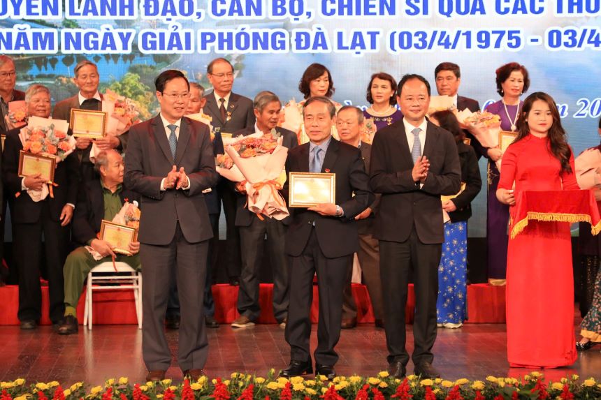 El presidente de la Junta de la Provincia de Lam Dong Tran Hong Tai (a la derecha) y el lider de la ciudad de Dalat entregaron flores de agradecimiento, honrando a las familias revolucionarias tipicas. Imagen de la lampara roja