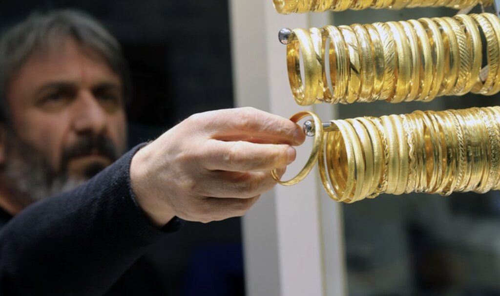 Se preve que el precio mundial del oro suba a entre 3,300 y 3,400 dolares la onza. Imagen de la agencia Xinhua