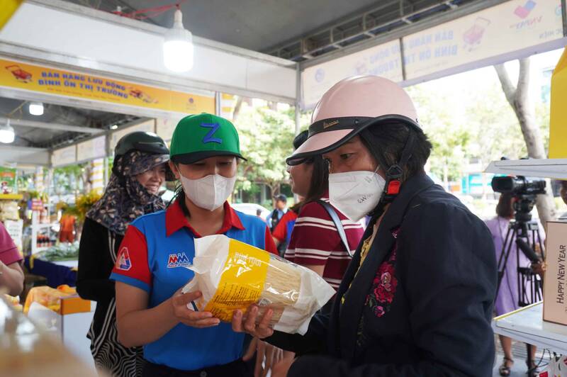 Workers and laborers buy goods at stable prices. Photo: Ha May