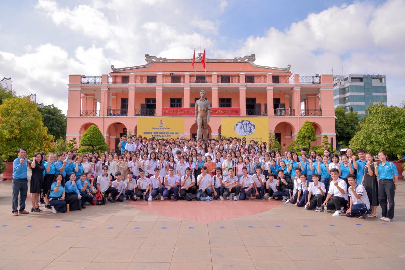 The "Flying high dreams" program honors children of cadres and employees with good academic achievements in the 2023-2024 school year in the Southern region. Photo: Vinh Hong