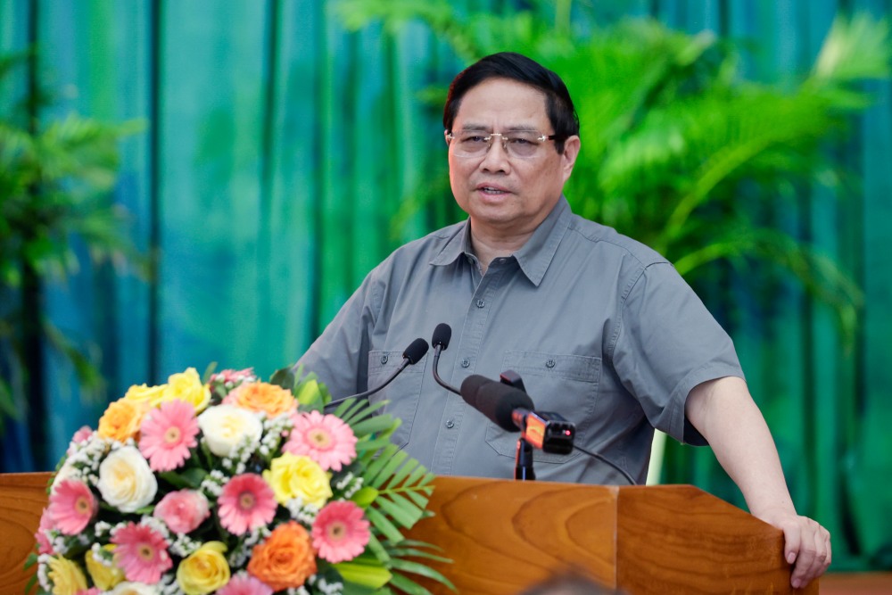 Politburo member and Prime Minister Pham Minh Chinh requested Binh Dinh province to strongly and drastically implement the revolution in organizational structure. In the photo, the Prime Minister spoke at the meeting with the Binh Dinh Provincial Party Committee on March 22. Photo: VGP