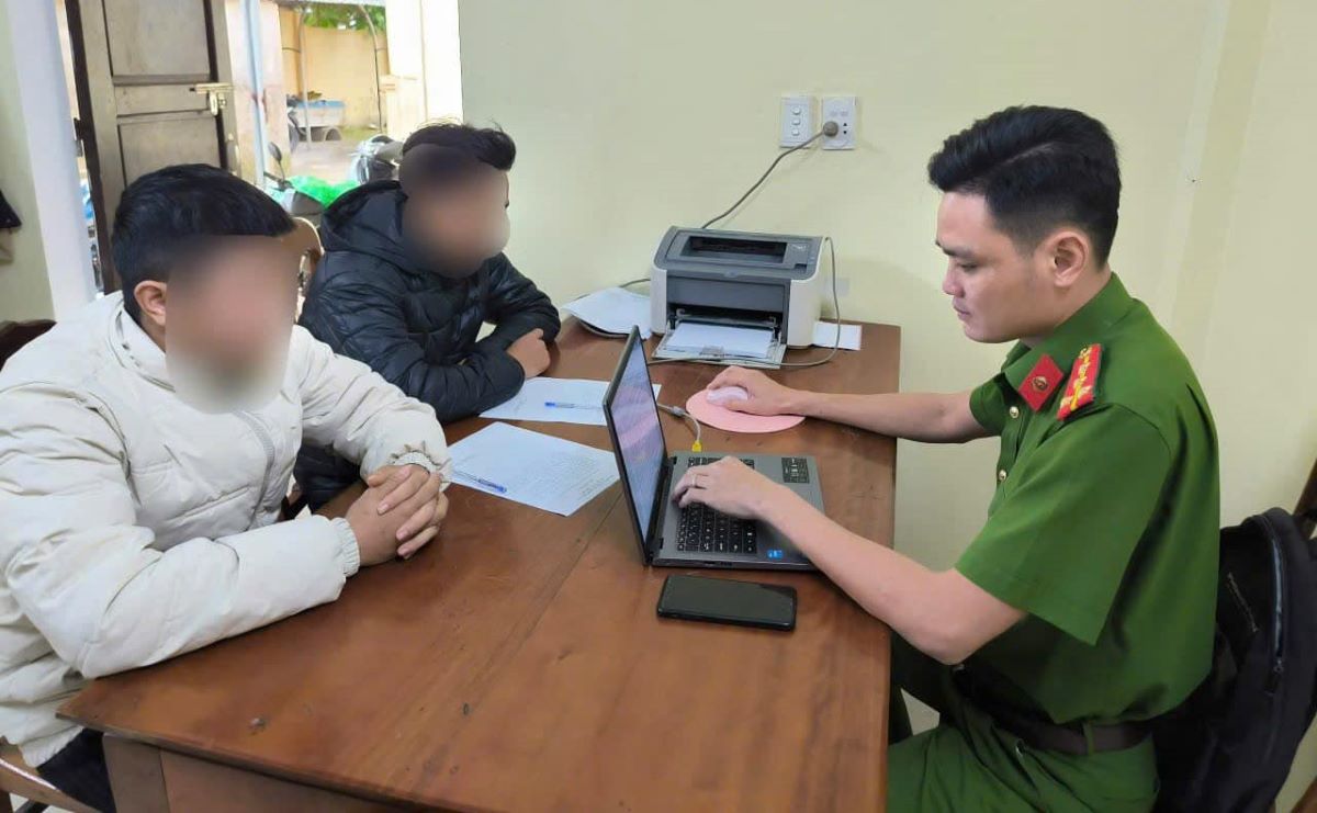 Công an làm việc với đối tượng liên quan đến vụ việc chặn đầu xe taxi công nghệ. Ảnh: Công an Quảng Trị