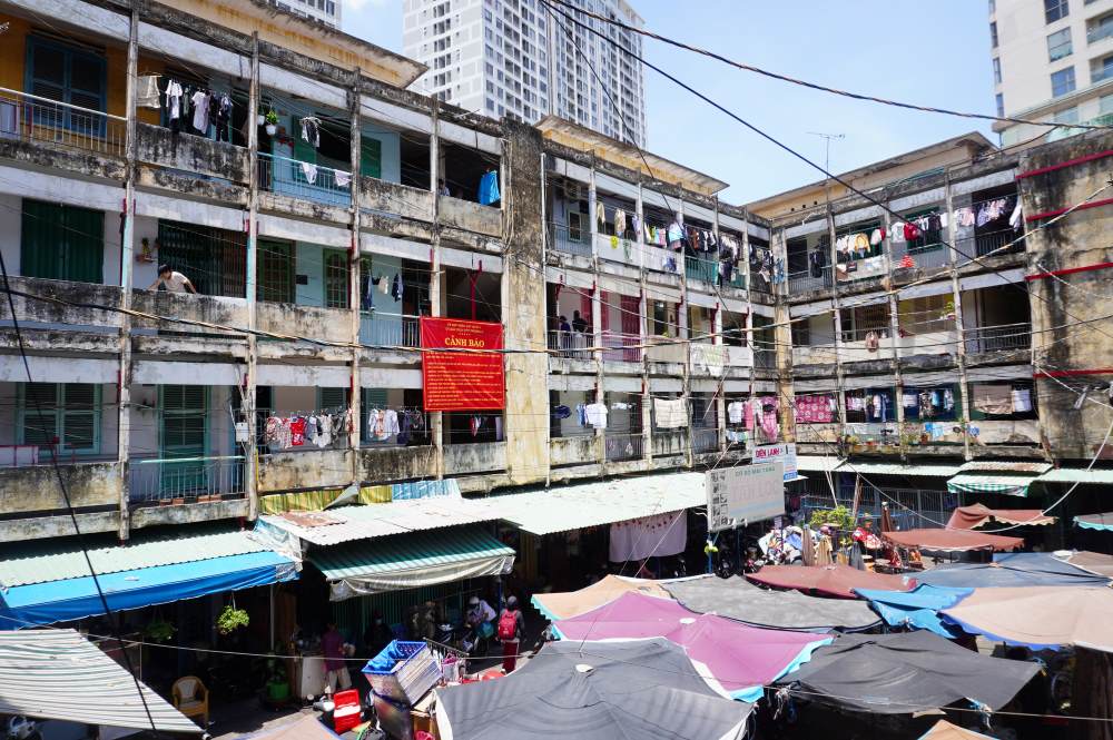 Residentes de la ciudad de HCMC se sienten inseguros viviendo en viejos apartamentos que se derrumban, despues del terremoto en Myanmar