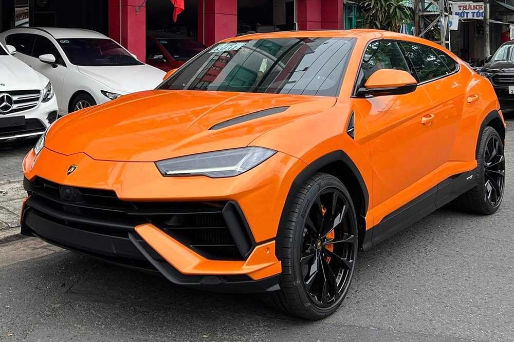 Lamborghini Urus S super SUV de color naranja en manos de un empresario en Da Nang. Imagen: Su Majestad