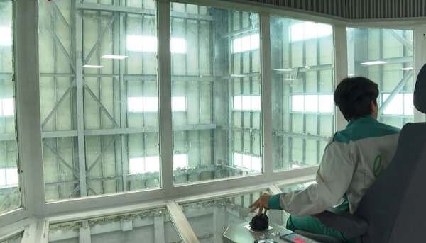 Dentro de la planta de incineracion de basura generadora de energia del distrito de Longtai (Nueva Ning). Imagen: La escuela