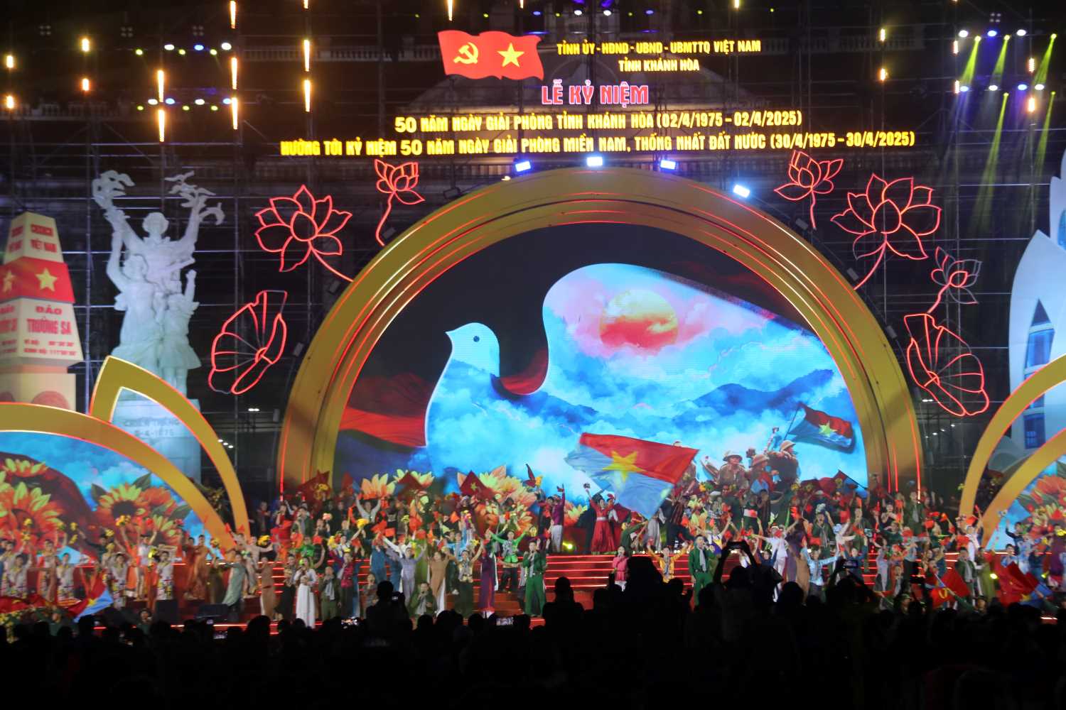 Overview of the ceremony to celebrate the 50th anniversary of the liberation of Khanh Hoa province. Photo: Phuong Linh