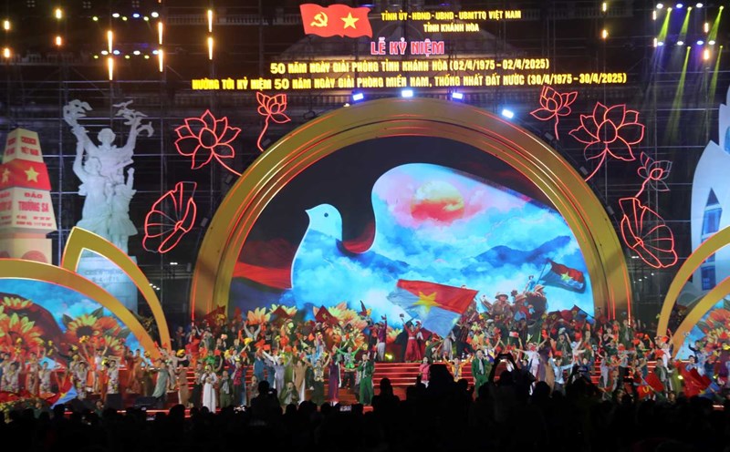 Overview of the ceremony to celebrate the 50th anniversary of the liberation of Khanh Hoa province. Photo: Phuong Linh