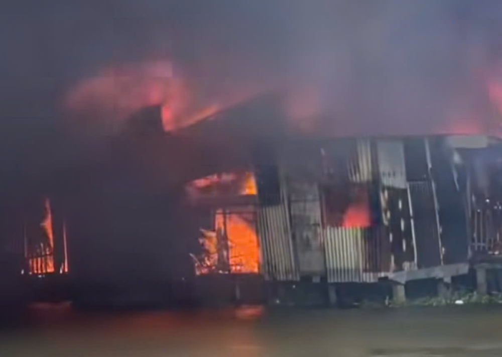 Scene of the fire at a row of houses along the river in Vinh Hiep ward, Rach Gia city. Photo provided by readers