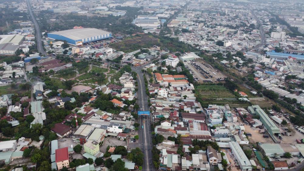 El Comite Popular de la Provincia de Binh Duong aprueba el precio de la tierra para calcular la tarifa de uso de la tierra para implementar el proyecto de apartamentos en Binh Hoa Ward, Thuan An City. Foto: Dinh Trong