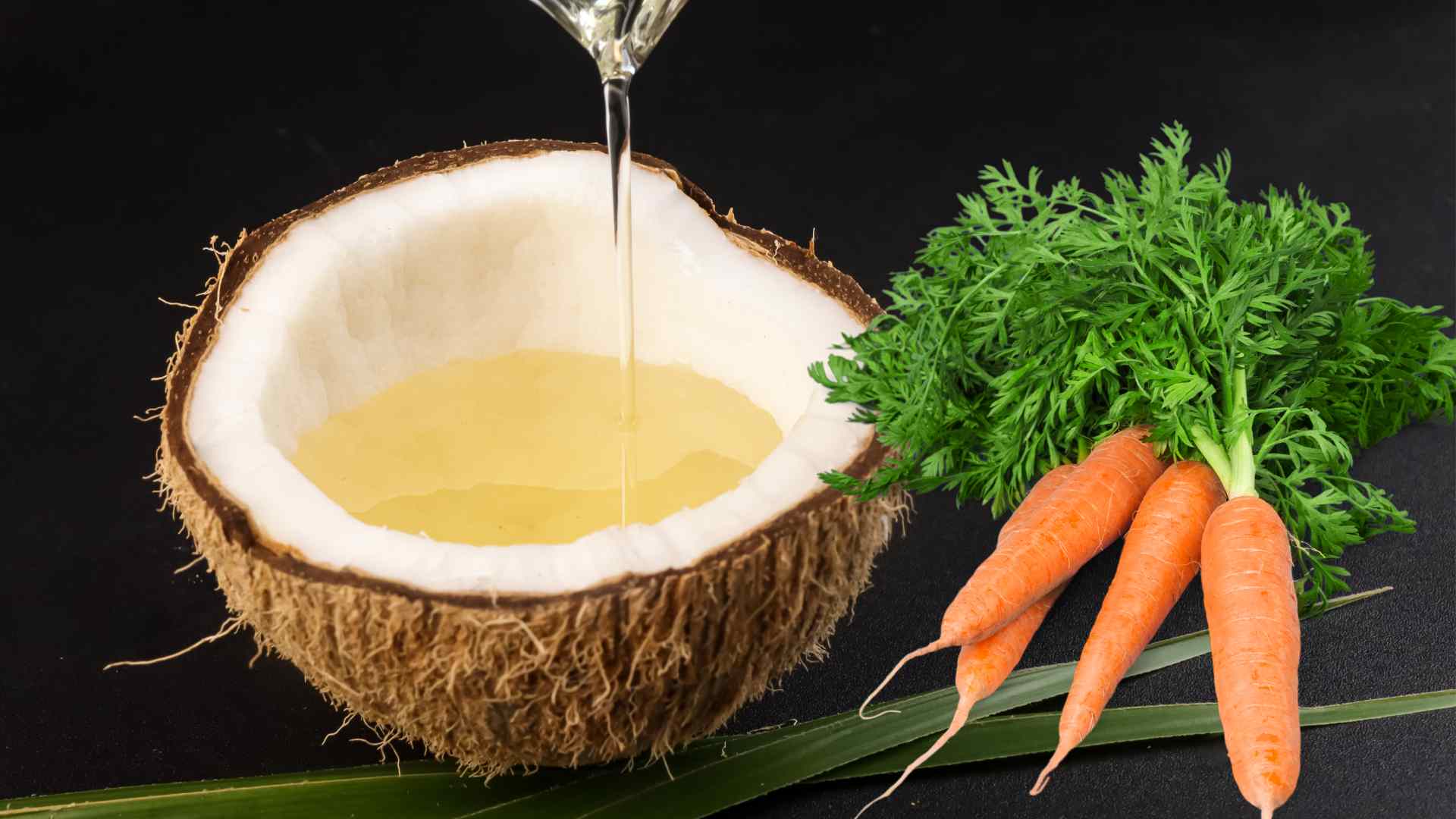 How to help hair grow quickly with carrots and coconut oil. Graphic photo: Hoang Loc