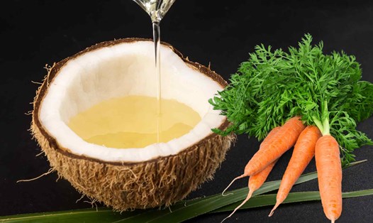 Cách giúp tóc mọc nhanh với cà rốt và dầu dừa. Ảnh đồ họa: Hoàng Lộc
