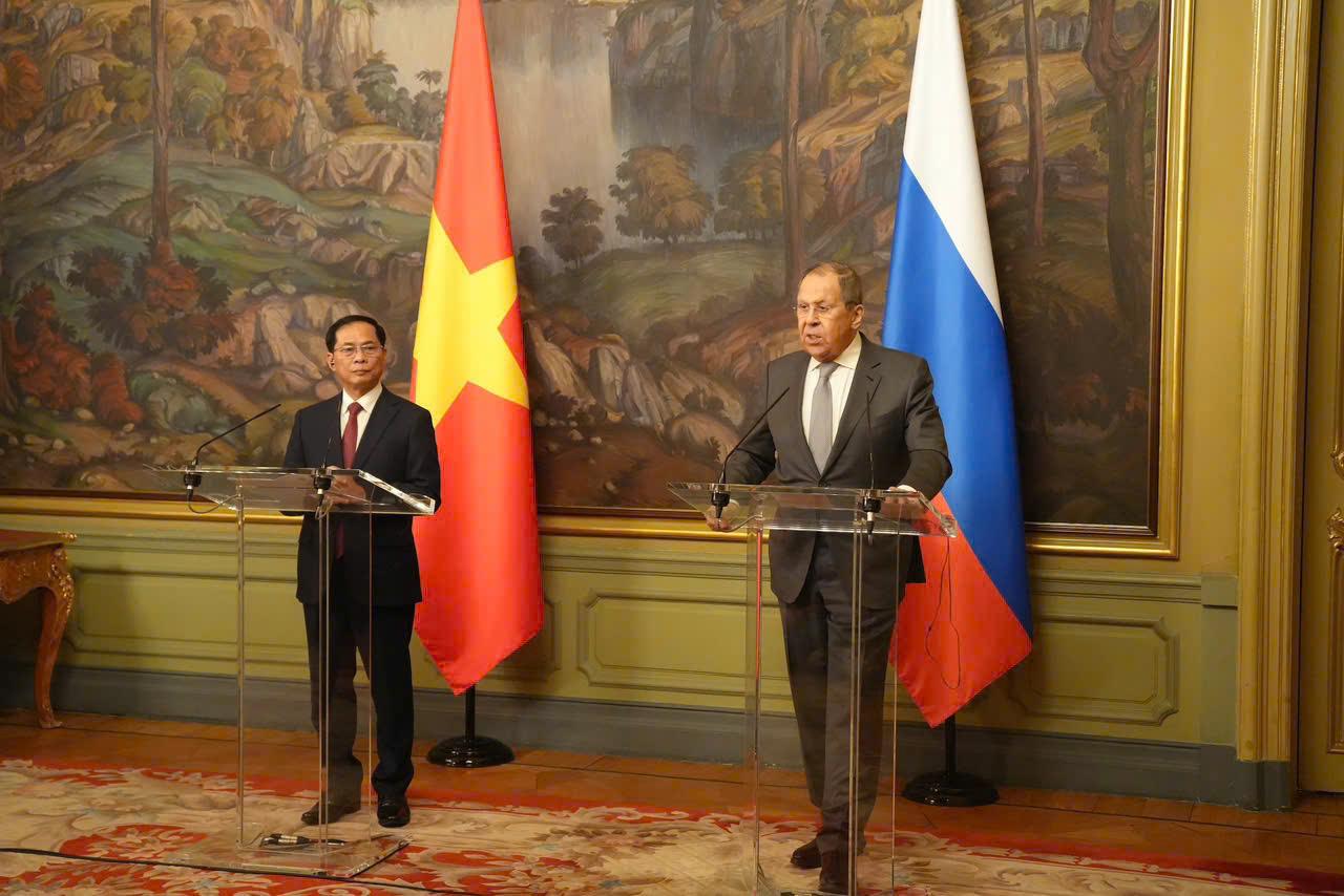 Deputy Prime Minister, Foreign Minister Bui Thanh Son and Russian Foreign Minister Sergey Lavrov. Photo: Ministry of Foreign Affairs