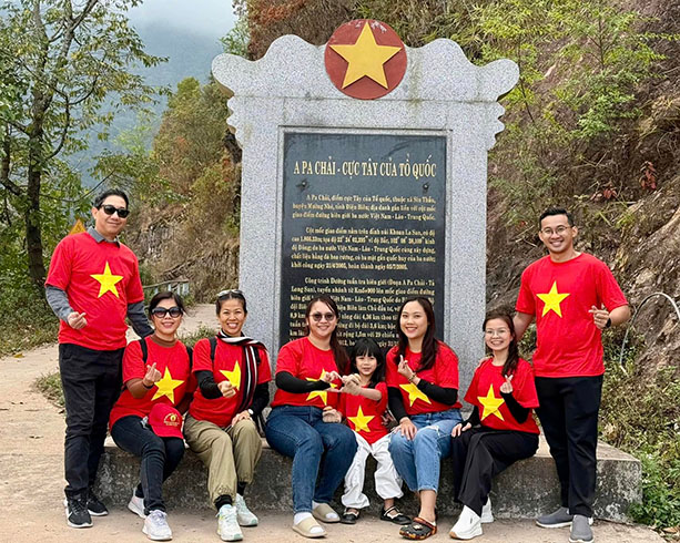 Tourists check-in on the way to visit milestone No. 0 in the far West of the Fatherland. Photo: Dien Bien Tourism with the mainland