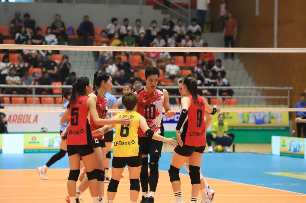 El LPB Ninh Binh inaugura el torneo de voleibol de la Copa del Rey del Fuego 2025. Imagen de la pelicula