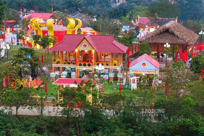 Cultural villages have contributed to beautifying the Hung Temple Historical Site during these festivals. Photo: Tung Vy.