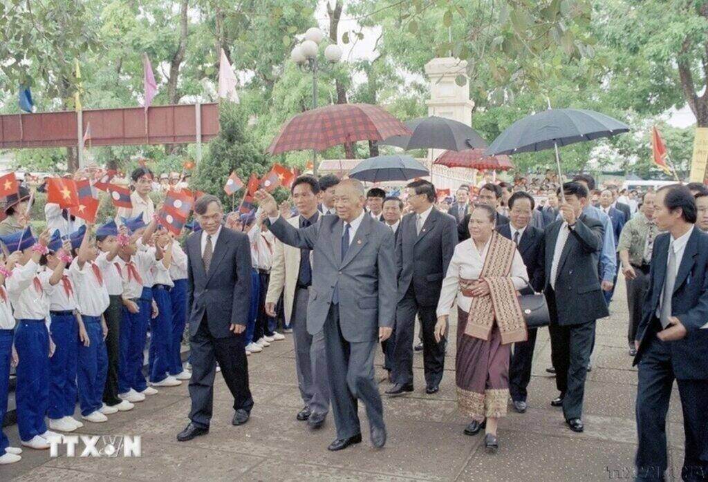 Lao Party Chairman and President Khamtai Siphandone visited Kim Lien Commune (Nam Dan District, Nghe An Province) - the hometown of President Ho Chi Minh in 2002. Photo: VNA