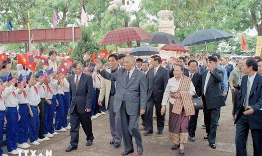 Chủ tịch Đảng, Chủ tịch nước Lào Khamtai Siphandone tới thăm xã Kim Liên (huyện Nam Đàn, tỉnh Nghệ An) - quê hương Chủ tịch Hồ Chí Minh năm 2002. Ảnh: TTXVN