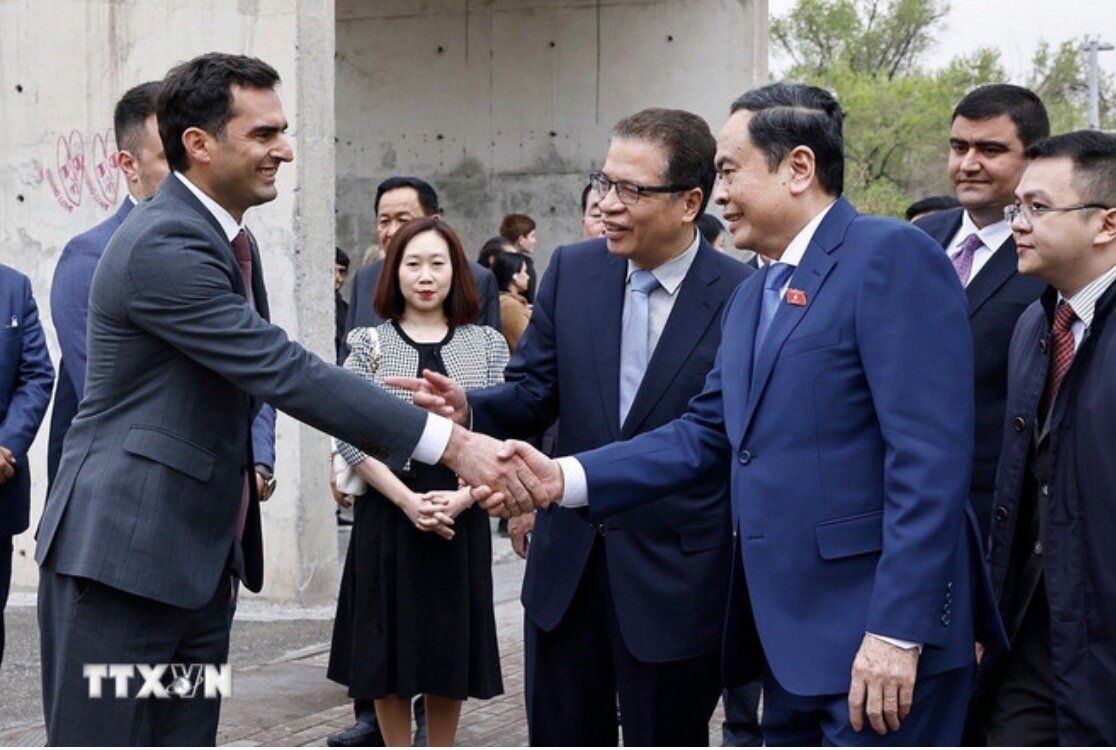 El lider del Centro de Tecnologia de la Innovacion TUMO recibe al Comisionado del Ministerio de Politica, el Presidente de la Asamblea Nacional Tran Thanh Minh. Imagen de la pagina web de la organizacion