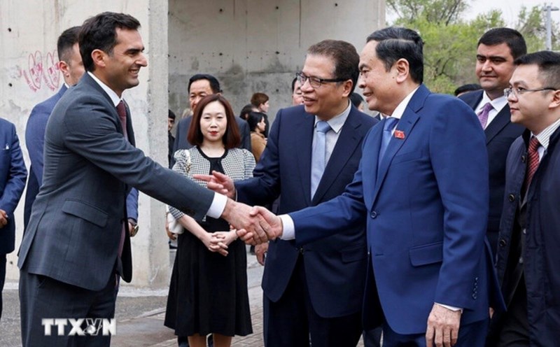 Leaders of TUMO Creative Technology Center welcomed Politburo member and National Assembly Chairman Tran Thanh Man. Photo: VNA