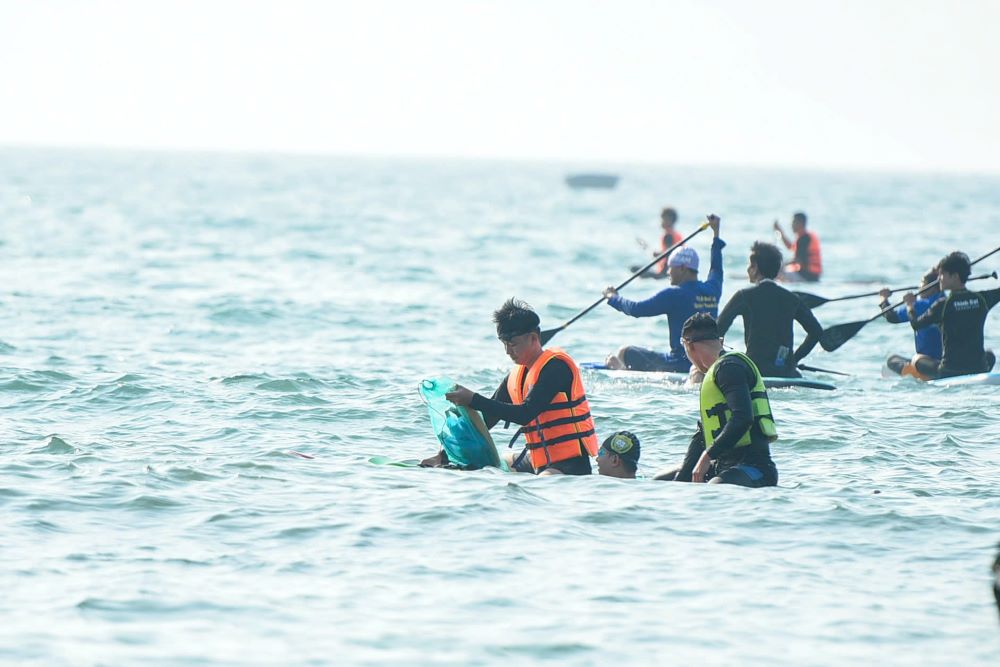 Nearly 1,000 Da Nang volunteers picked up trash and dived into the sea to rescue coral. Photo: Tran Thi