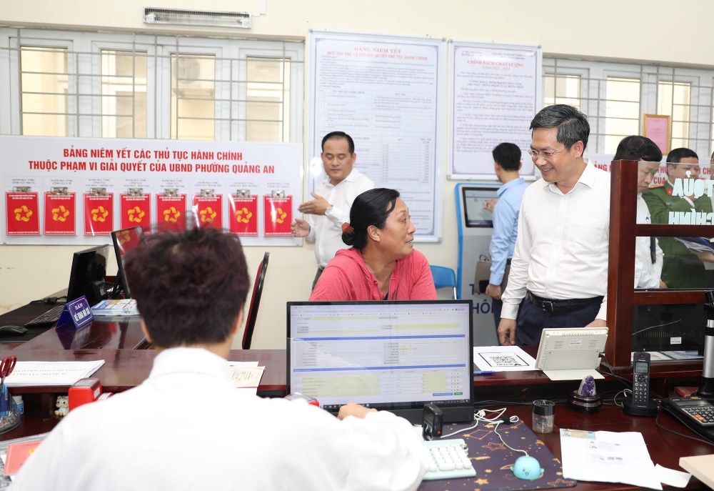 The People's Committee at the commune level will include the Chairman (specialized title) and 2 Vice Chairmen to concurrently hold additional positions. In the photo is an activity at the People's Committee of Quang An Ward, Tay Ho District, Hanoi. Illustrative photo: VGP
