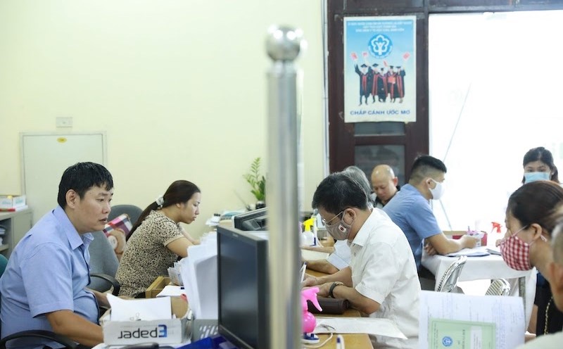 The salary used as the basis for compulsory social insurance (SI) contributions of employees in enterprises is monthly salary, salary allowances and other supplements. Illustrative photo: Hai Nguyen