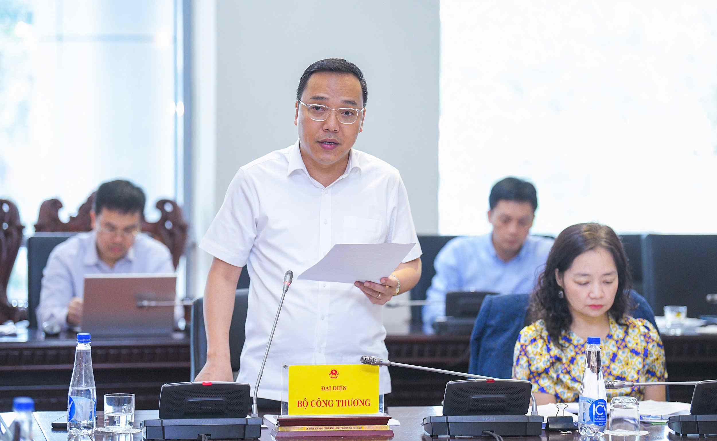 Thu truong Bo Cong Thuong Nguyen Hoang Long tom tat noi dung chinh cua Du an Luat