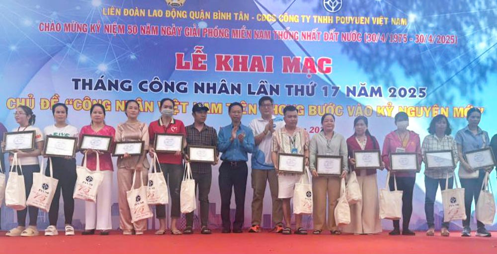 The workers were presented with gold by PouYuen Vietnam Company during the "Workers' Month" in 2025. Photo: Duc Long