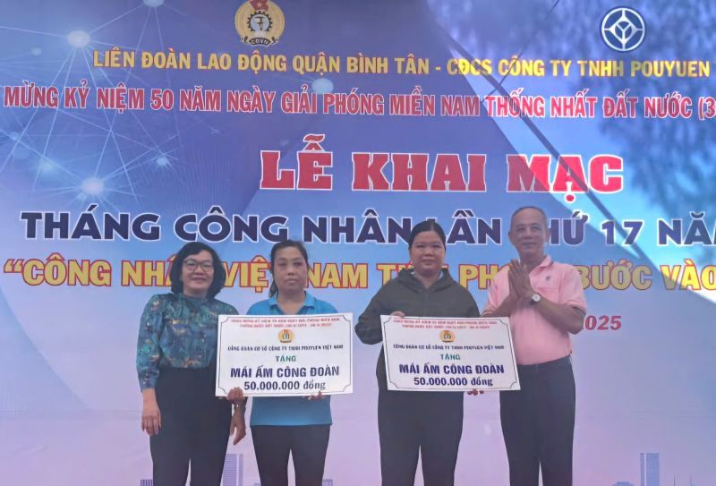 Cong nhan co hoan canh kho khan ve nha o duoc Ban Giam doc va Cong doan Cong ty PouYuen tang “Mai am cong doan“. Anh: Duc Long
