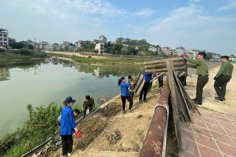 Nhung vi tri may moc kho tiep can dang duoc thanh pho huy dong con nguoi chung tay don dep. Anh: Tan Van