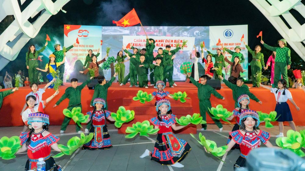 Hơn 500 học sinh tiểu học Đà Nẵng đưa tác phẩm văn học trên sân khấu. Ảnh: Nguyên Thi