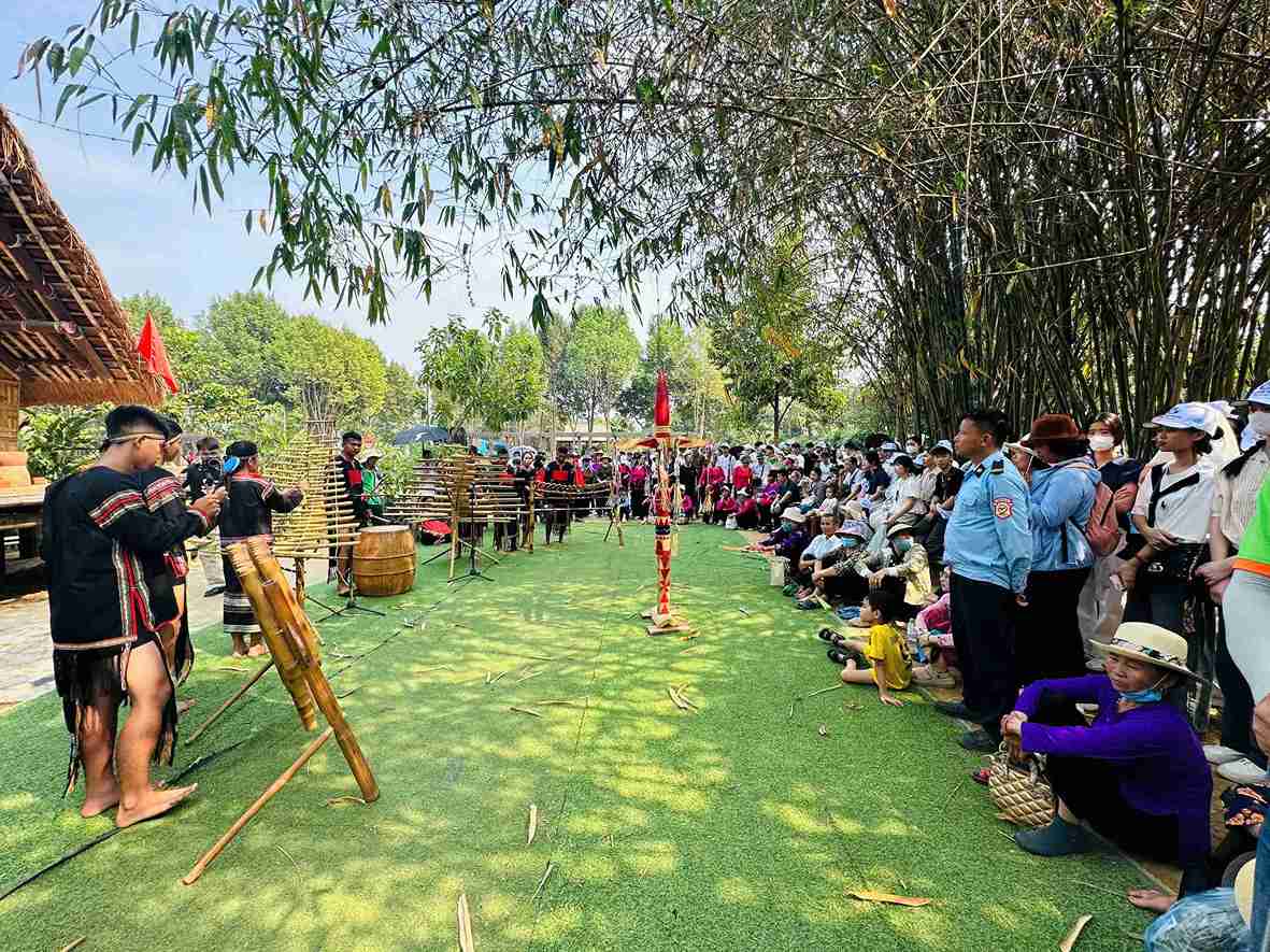 Artists in Dak Lak province performed an art performance with the cultural characteristics of the Central Highlands. Photo: Bao Trung