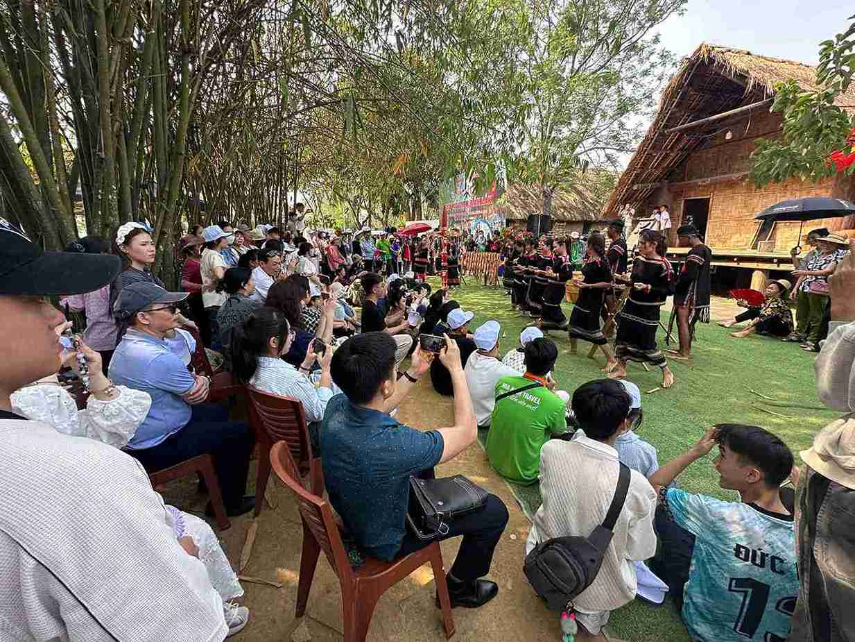 Rat dong nguoi den theo doi cac tiet muc dac sac do doan nghe nhan tinh Dak Lak bieu dien. Anh: Bao Trung