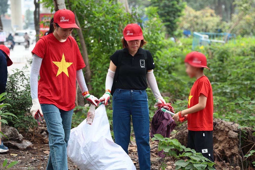 Up from 5am to participate in garbage collection and environmental protection activities
