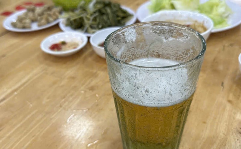 Although considered part of culinary culture, drinking beer incorrectly can lead to many serious health consequences. Illustrative photo: Ha Anh.